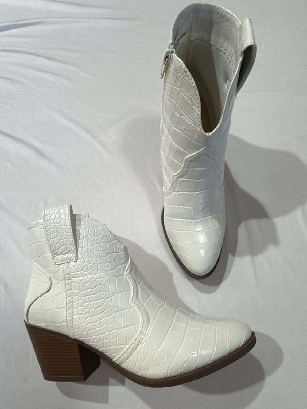 Sugar Torch Western Booties White Croco Size 10M